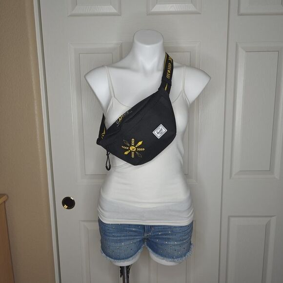 Herschel Invictus Games Vancouver Whistler 2025 Classic Hip Pack 2L - Picture 7 of 14